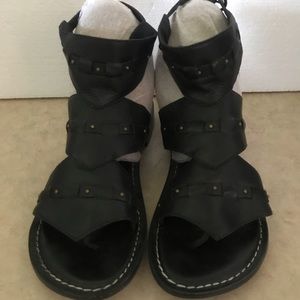 BERNARDO BLACK LEATHER GLADIATOR SANDALS